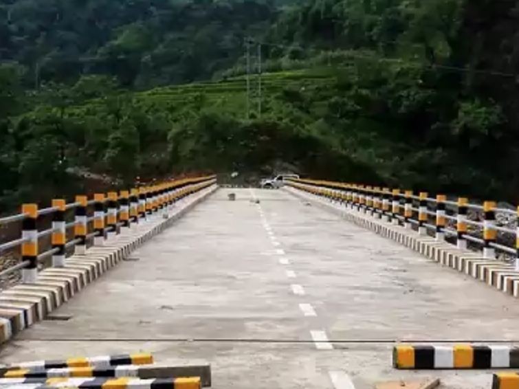आठ पक्की पुल निर्माण 